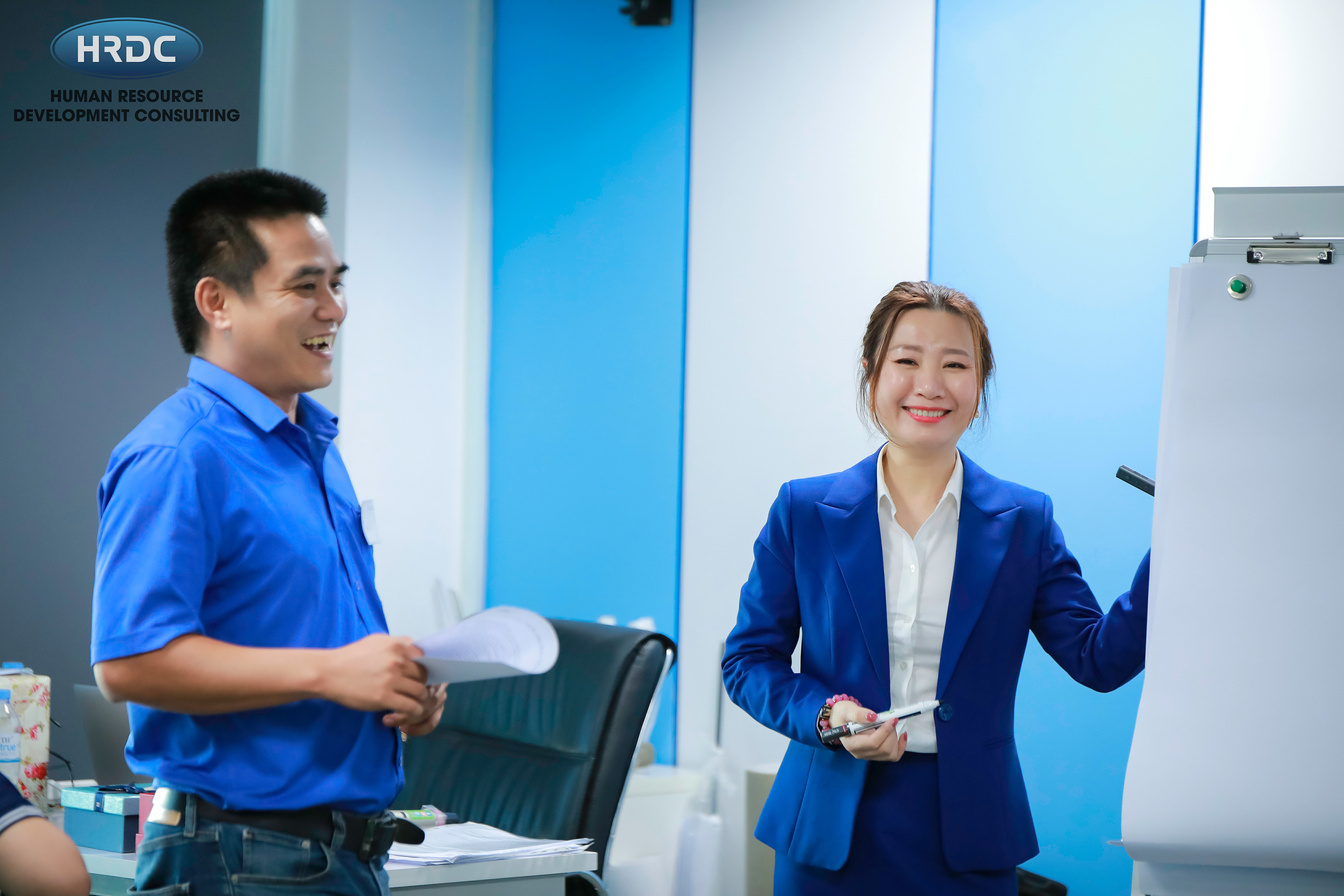 MBA Phan Thị Lan Anh dẫn giảng tại lớp học